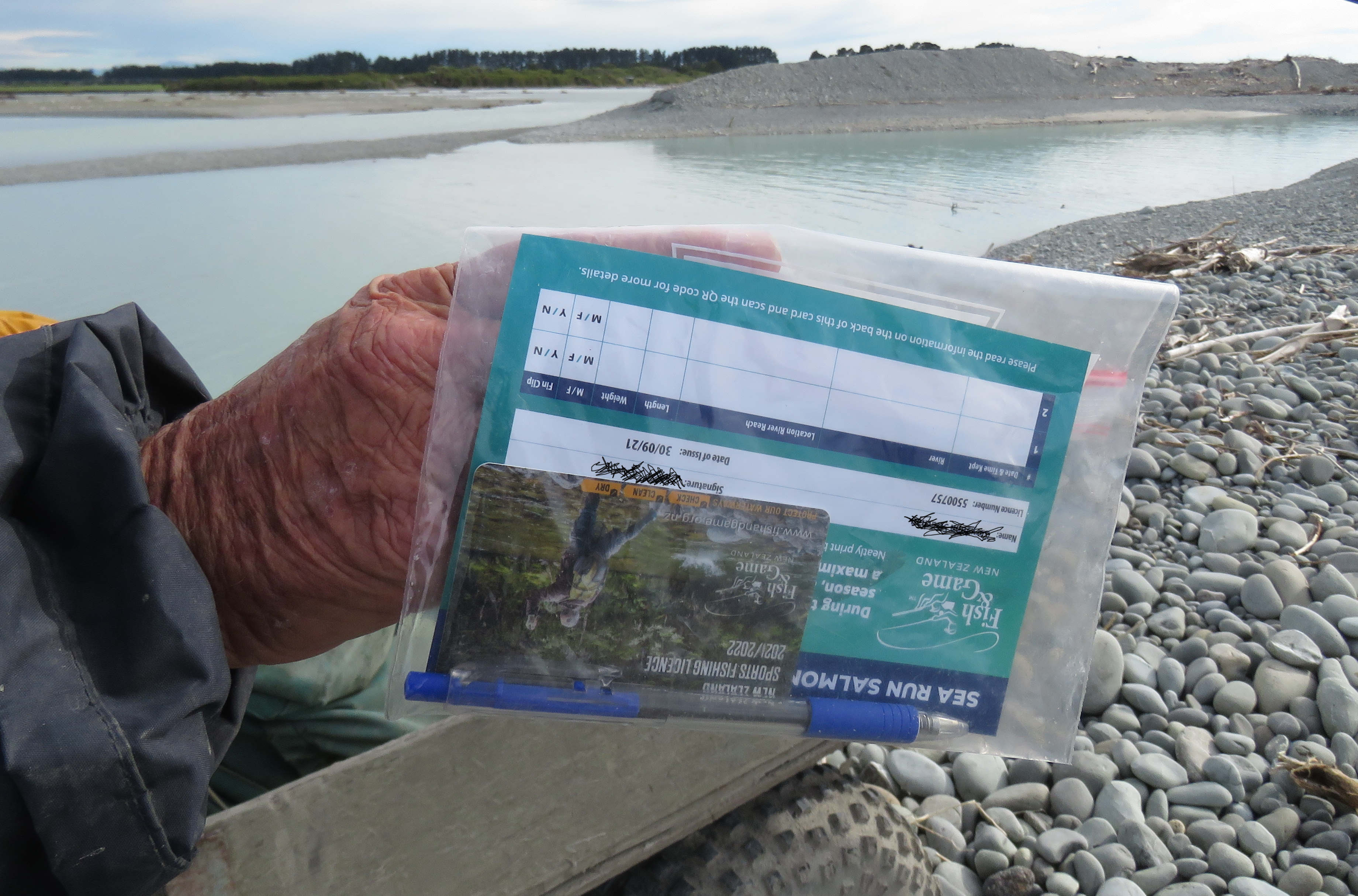 RLcsiJAN3 Carry your season bag limit card a pen and your sports fishing licence when fishing sea run salmon waters