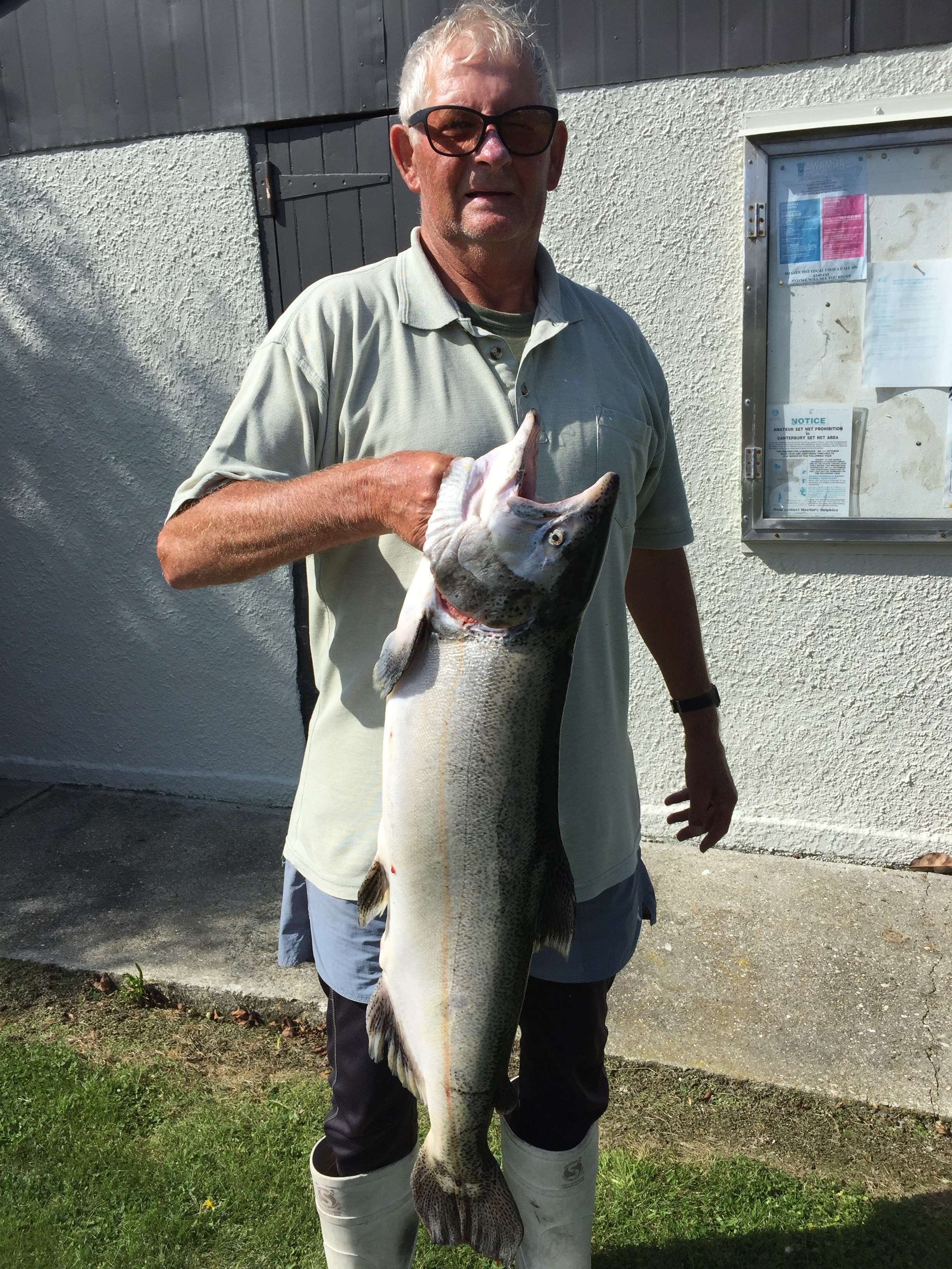 WFR1819.53 Bruce Henderson and his salmon from the Waitaki River credit G Henderson