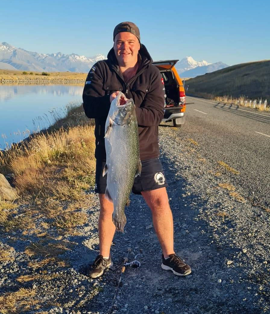 WFR2123.44 Chris Quigley hoists his 23 pound salmon from the Tekapo Canal