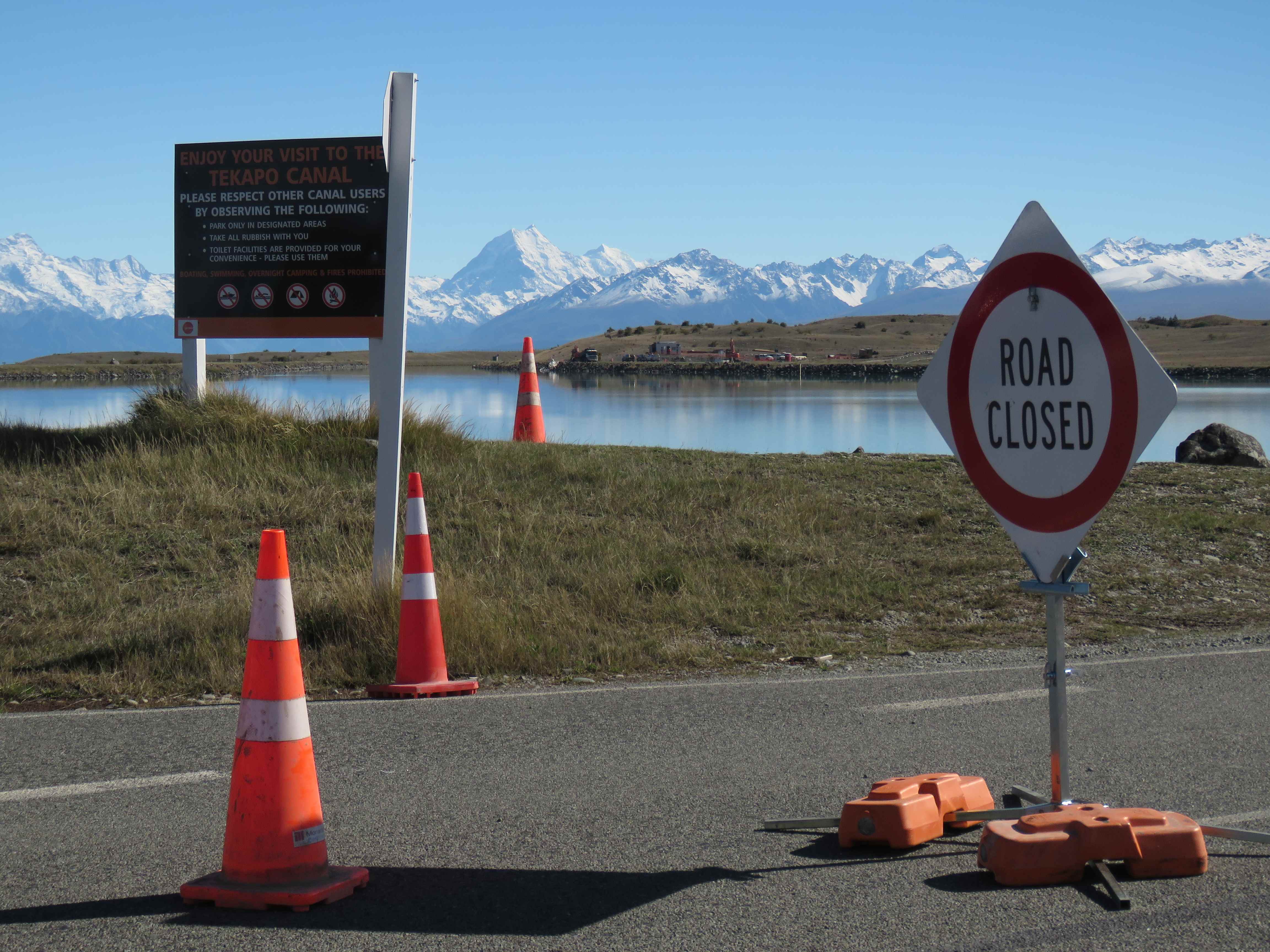 WFR1718.43The road closure on the Tekapo Canal Road with the construction site and Mt Cook in the background